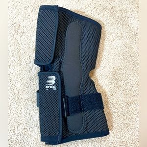 Like New Breg Economy Hinged Knee Brace Airmesh